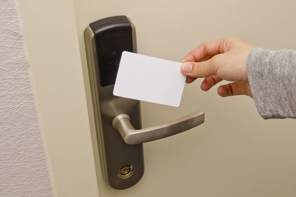 Czytnik kart dostępu w obiekcie hotelowym – jak to działa?
